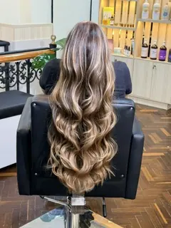 Cabello largo con ondas visto desde atrás