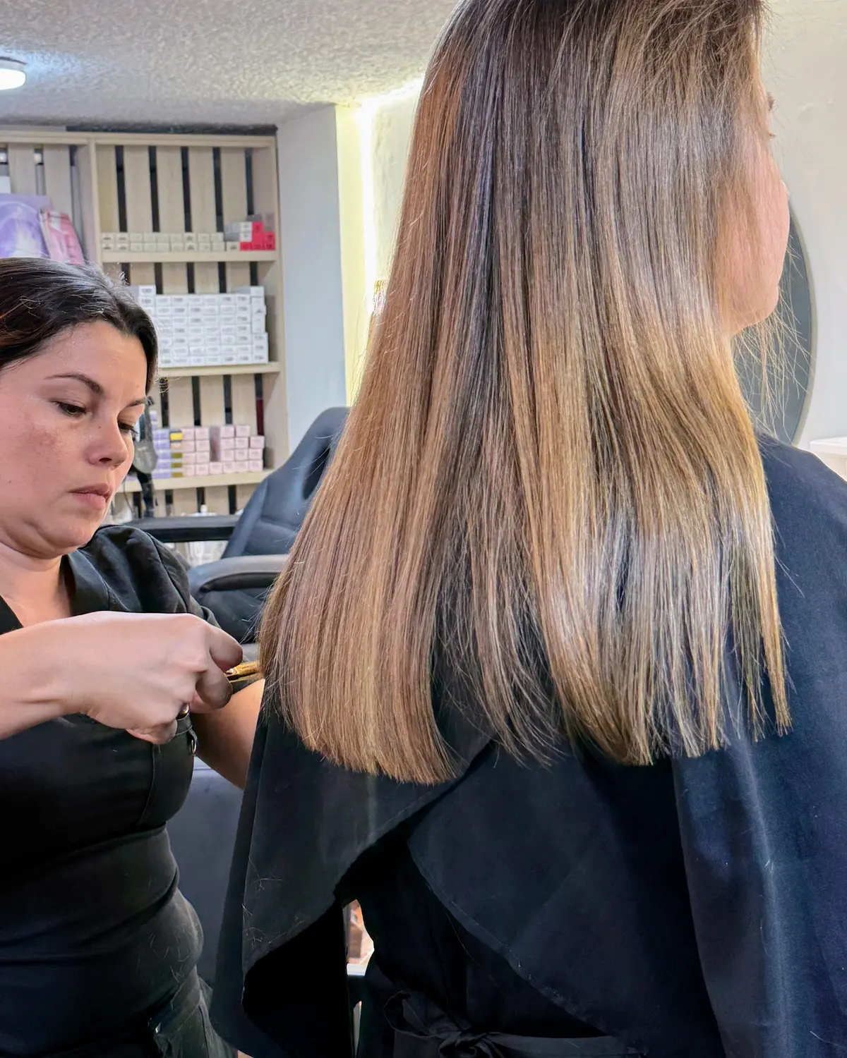 Leidy Villamizar realizando un corte de cabello