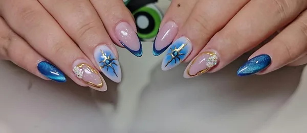 Diseño de uñas en tonos azules con detalles florales