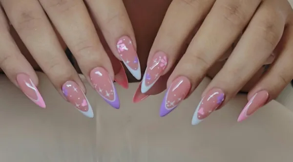Diseño de uñas rosadas con detalles en tonos lila
