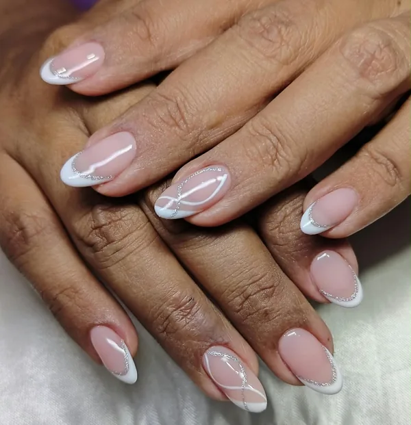 Diseño de uñas rosadas con líneas blancas decorativas
